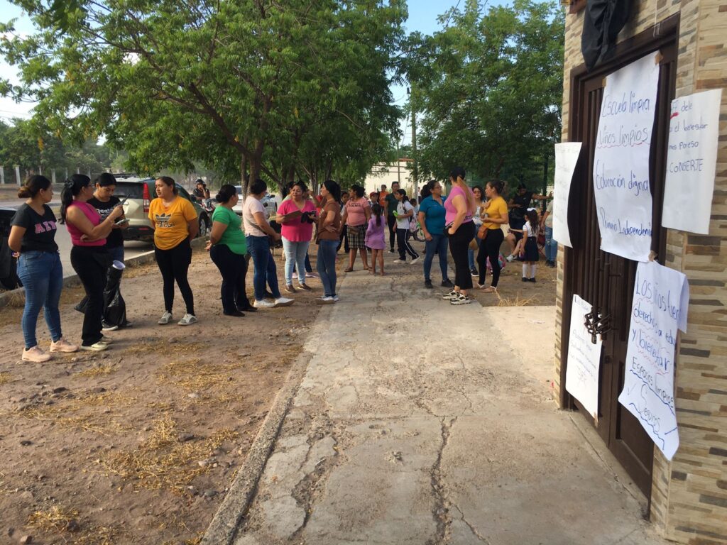 Madres de familia toman la primaria Independencia de San Blas