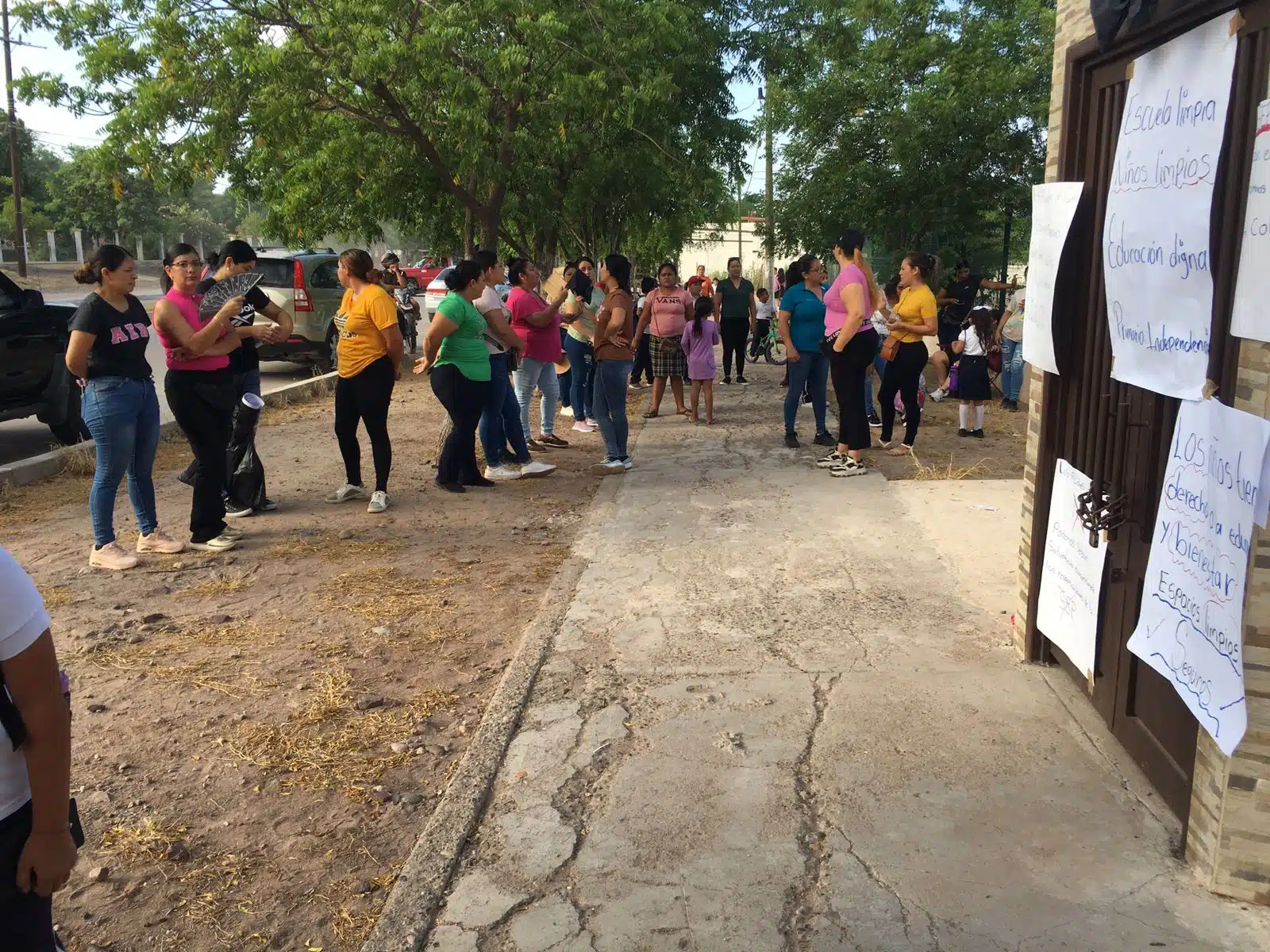 Madres de familia toman la primaria Independencia de San Blas