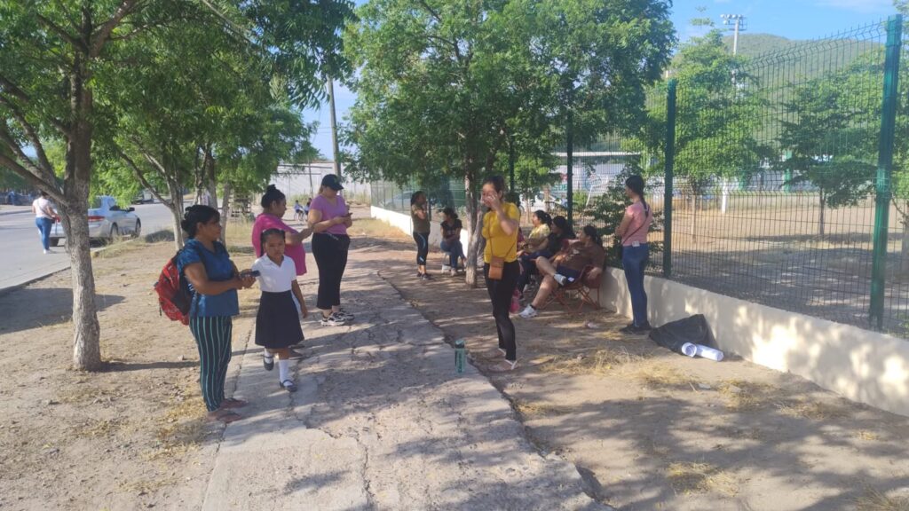 Madres de familia toman la primaria Independencia de San Blas