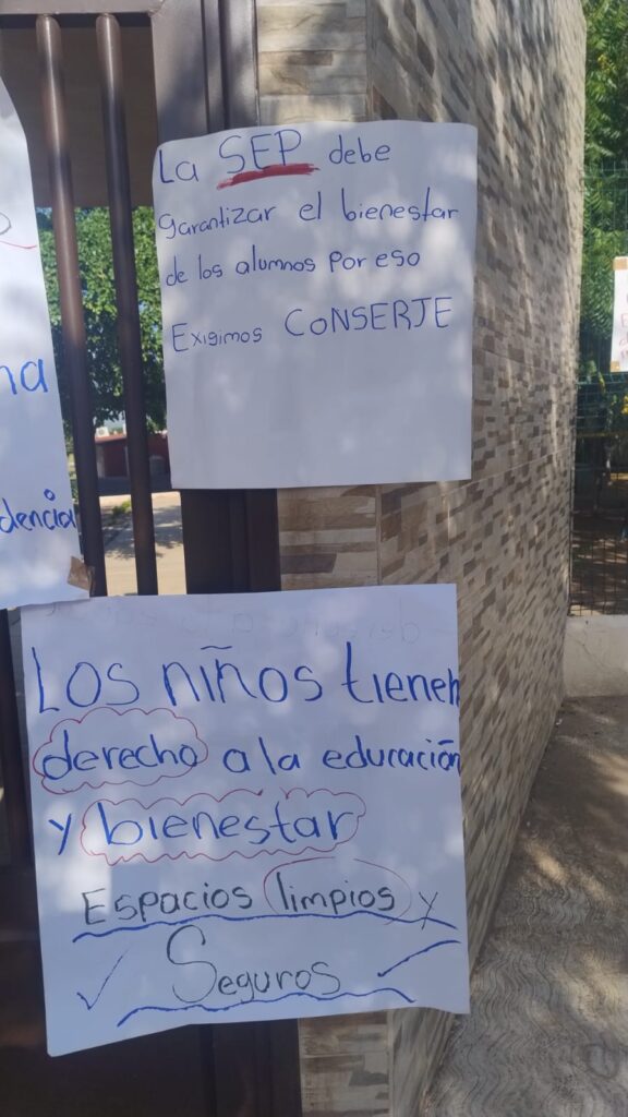 Madres de familia toman la primaria Independencia de San Blas