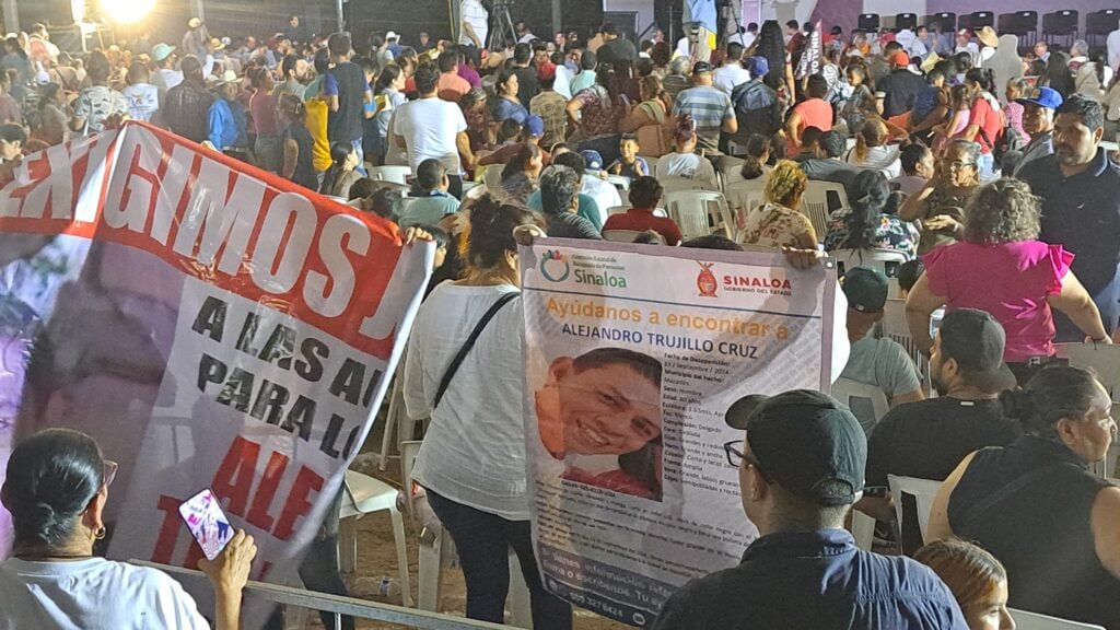 Manifestación de familiares de Alejandro Trujillo en la visita de AMLO a Estación Rosario