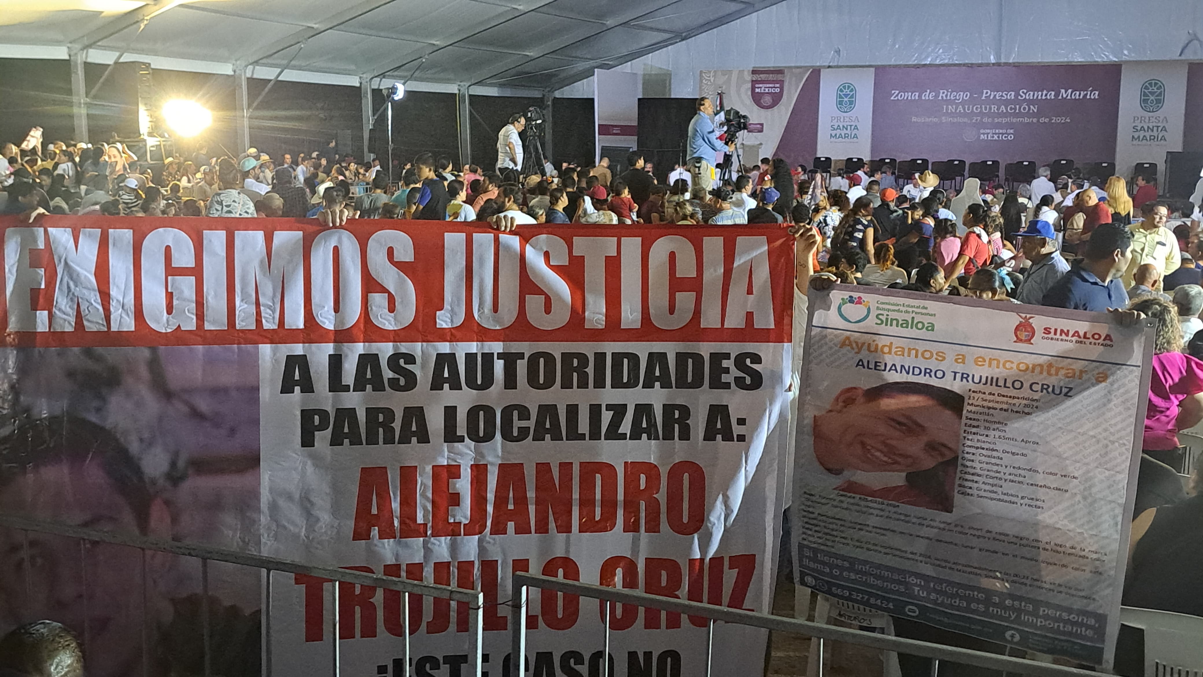 Familiares de Alejandro Trujillo manifestándose en el evento realizado por AMLO en Rosario.