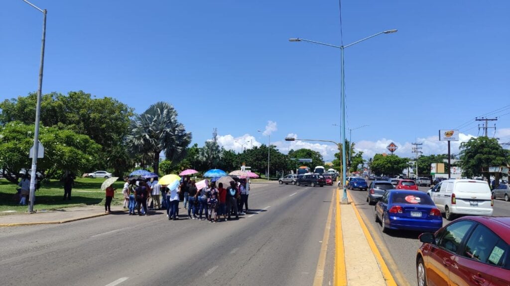 Personal docente y alumnos del telebachillerato manifestándose en la carretera Internacional al norte.