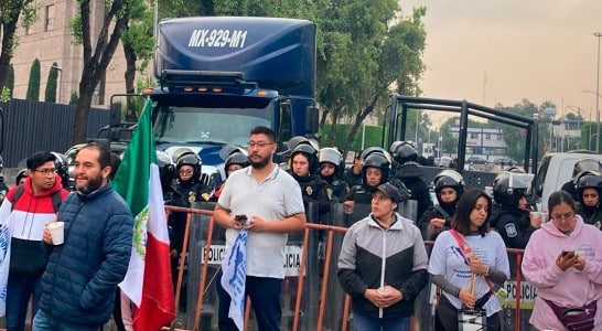 Manifestantes bloquean Cámara de Diputados