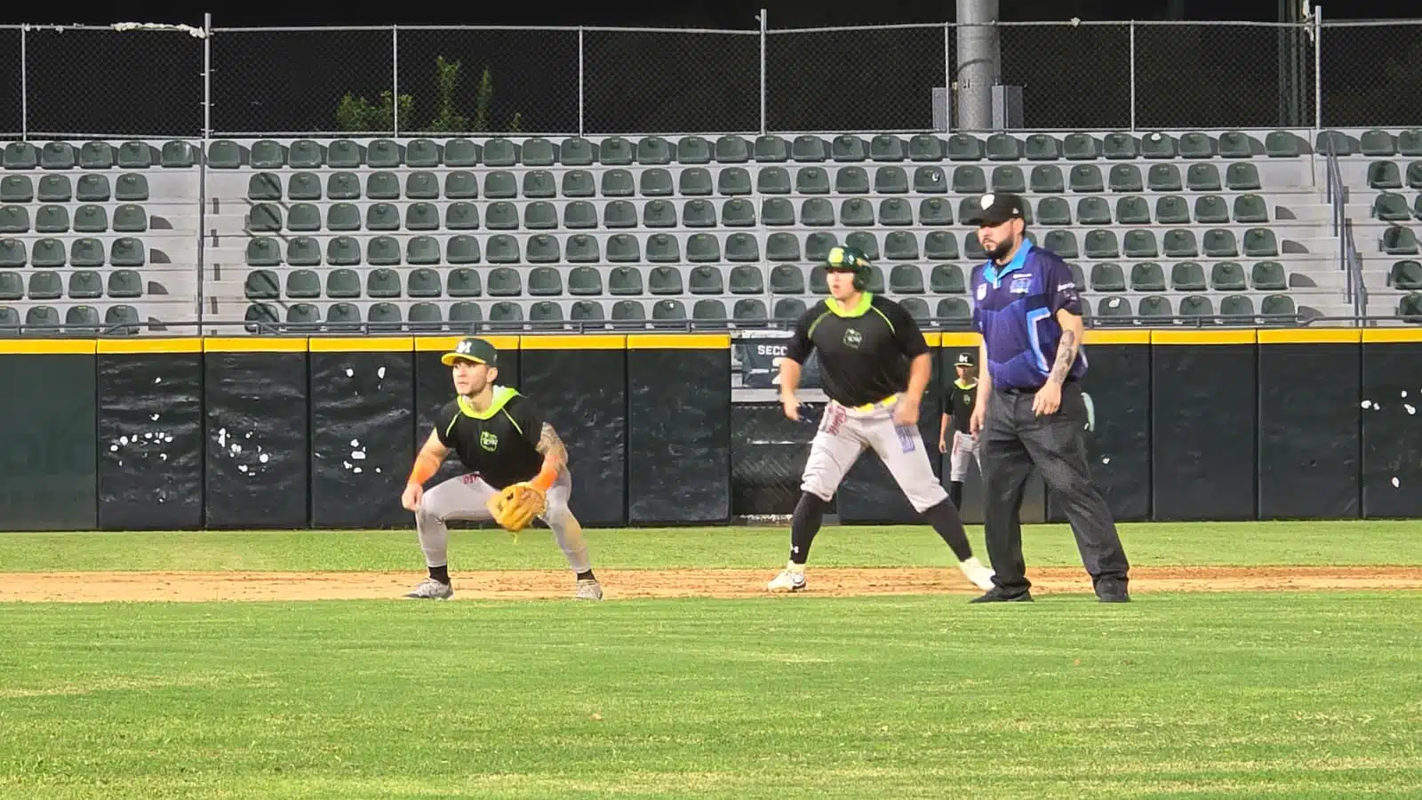 Marco Jaime cuida las paradas cortas y el joven Diego Arce abre en la segunda base