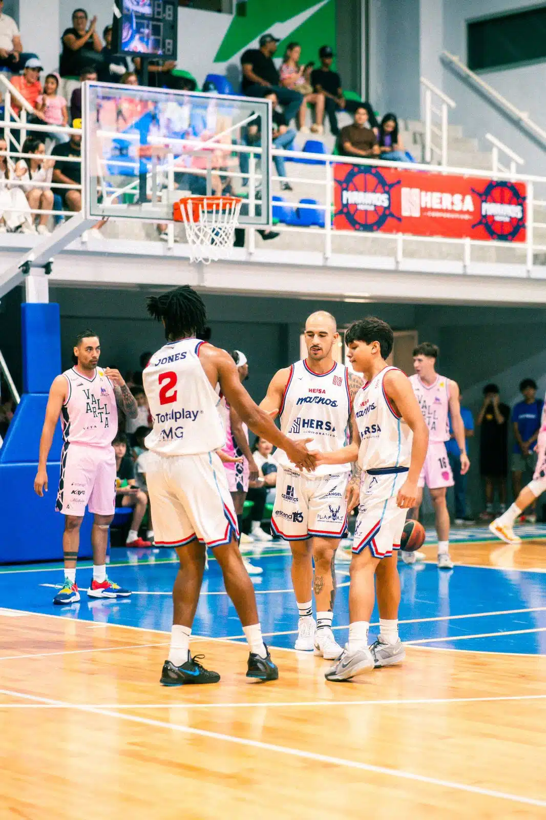 Juego inaugural entre Marinos Hersa e Iguanas de Vallarta en la Liga Baloncesto del Pacífico.