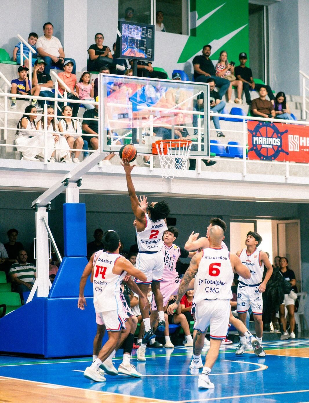 Juego inaugural entre Marinos Hersa e Iguanas de Vallarta en la Liga Baloncesto del Pacífico.