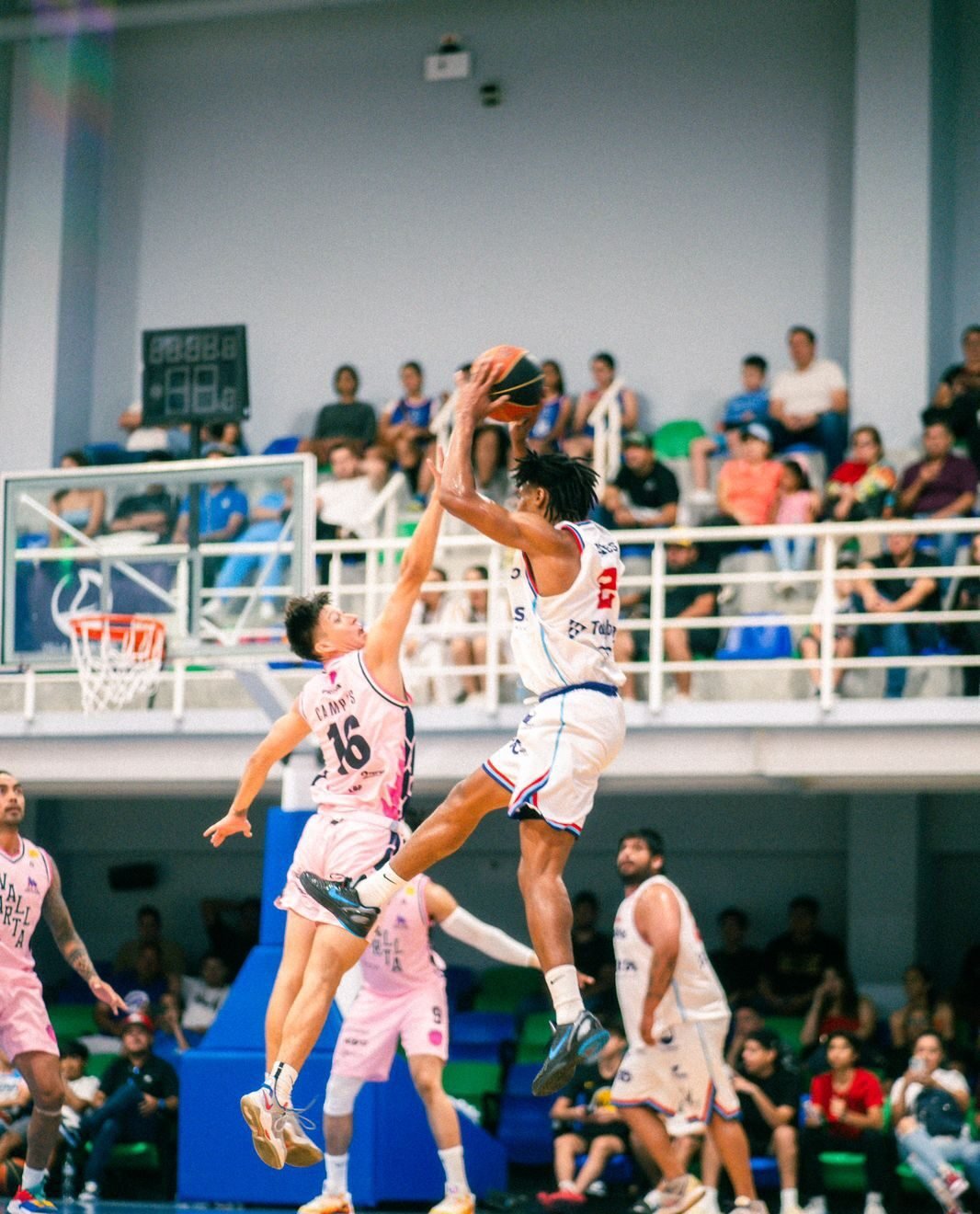 Juego inaugural entre Marinos Hersa e Iguanas de Vallarta en la Liga Baloncesto del Pacífico.