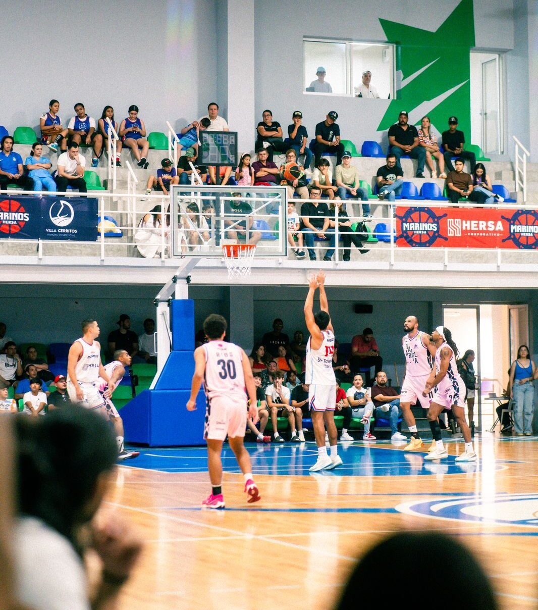 Juego inaugural entre Marinos Hersa e Iguanas de Vallarta en la Liga Baloncesto del Pacífico.