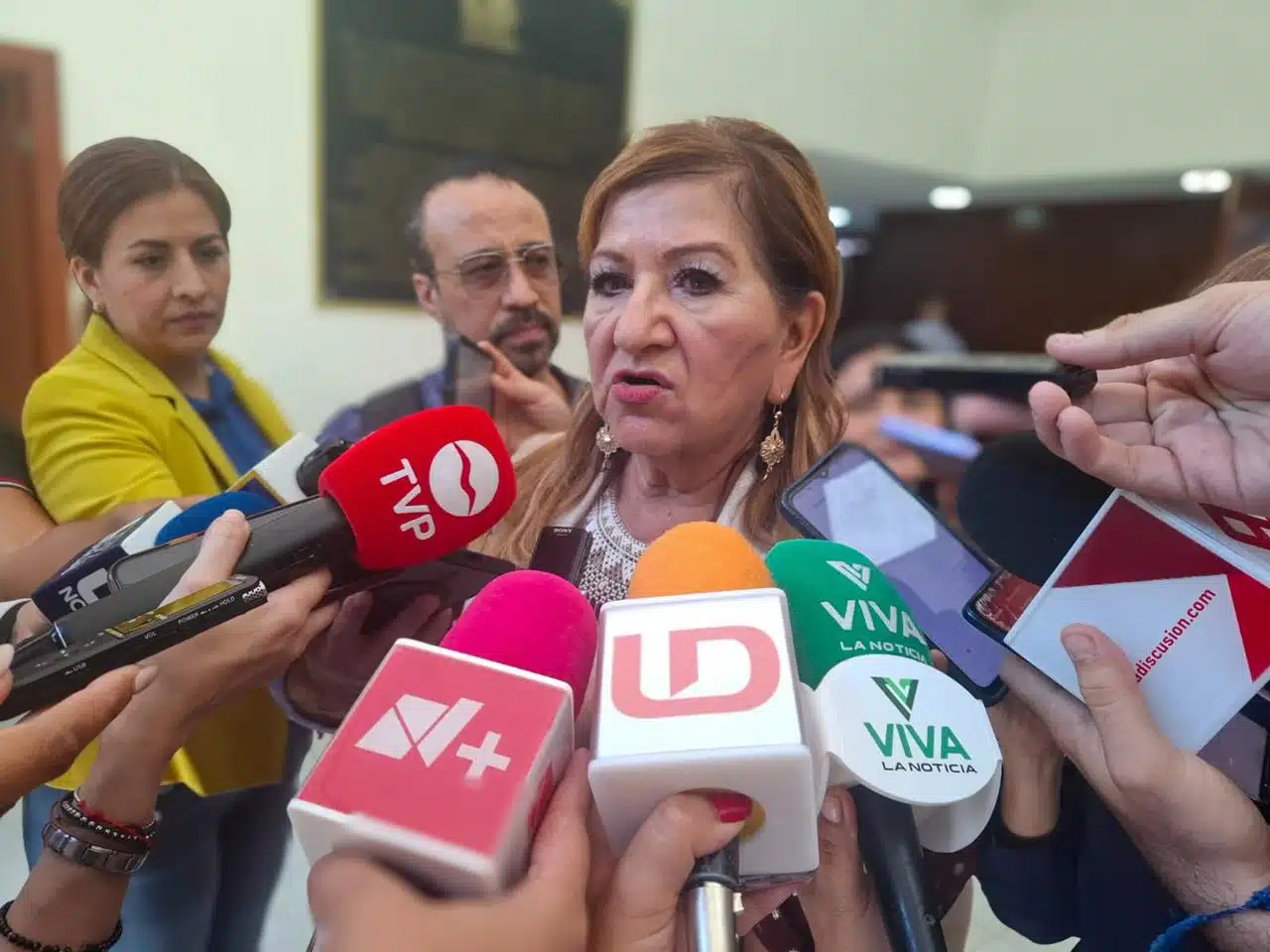 Diputada María Teresa Guerra Ochoa en entrevista con medios de comunicación en Culiacán