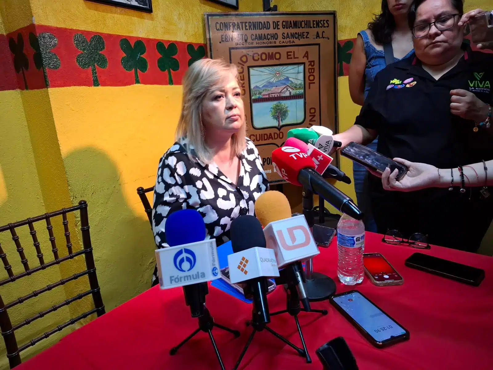 Martha Elena Reyes Zazueta en rueda de prensa