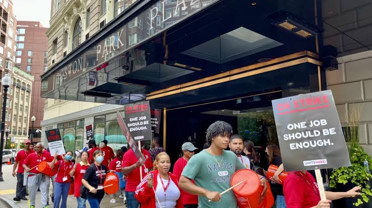 Más de 10 mil trabajadores hoteleros en EU hacen huelga; piden mejoras salariales