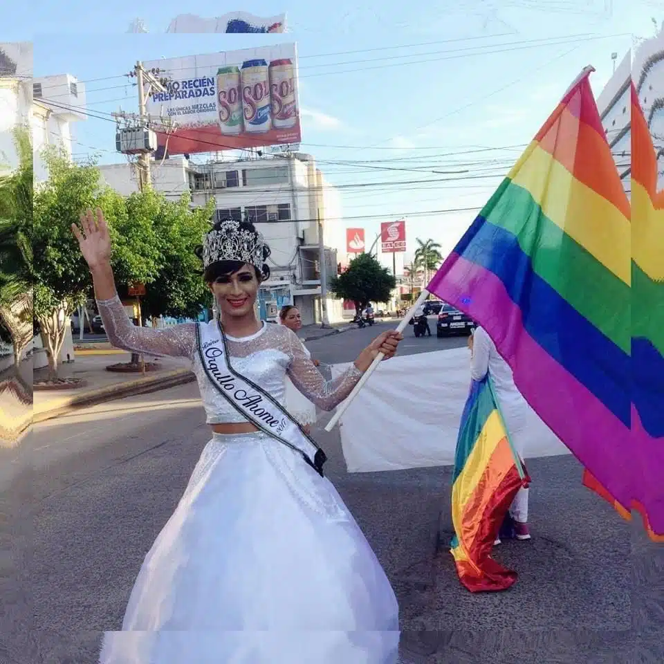 Mauricio Reyes sosteniendo la bandera de colores LGBT en Los Mochis