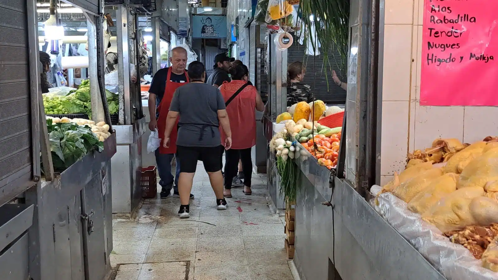 Clientes comprando en un mercado de Culiacán