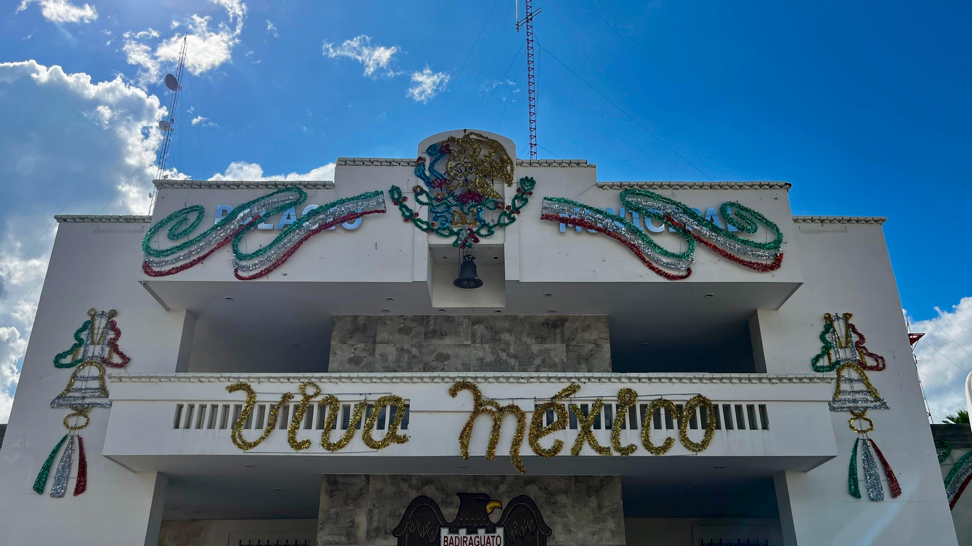 Decoraciones mexicanas en Badiraguato por el mes patrio.