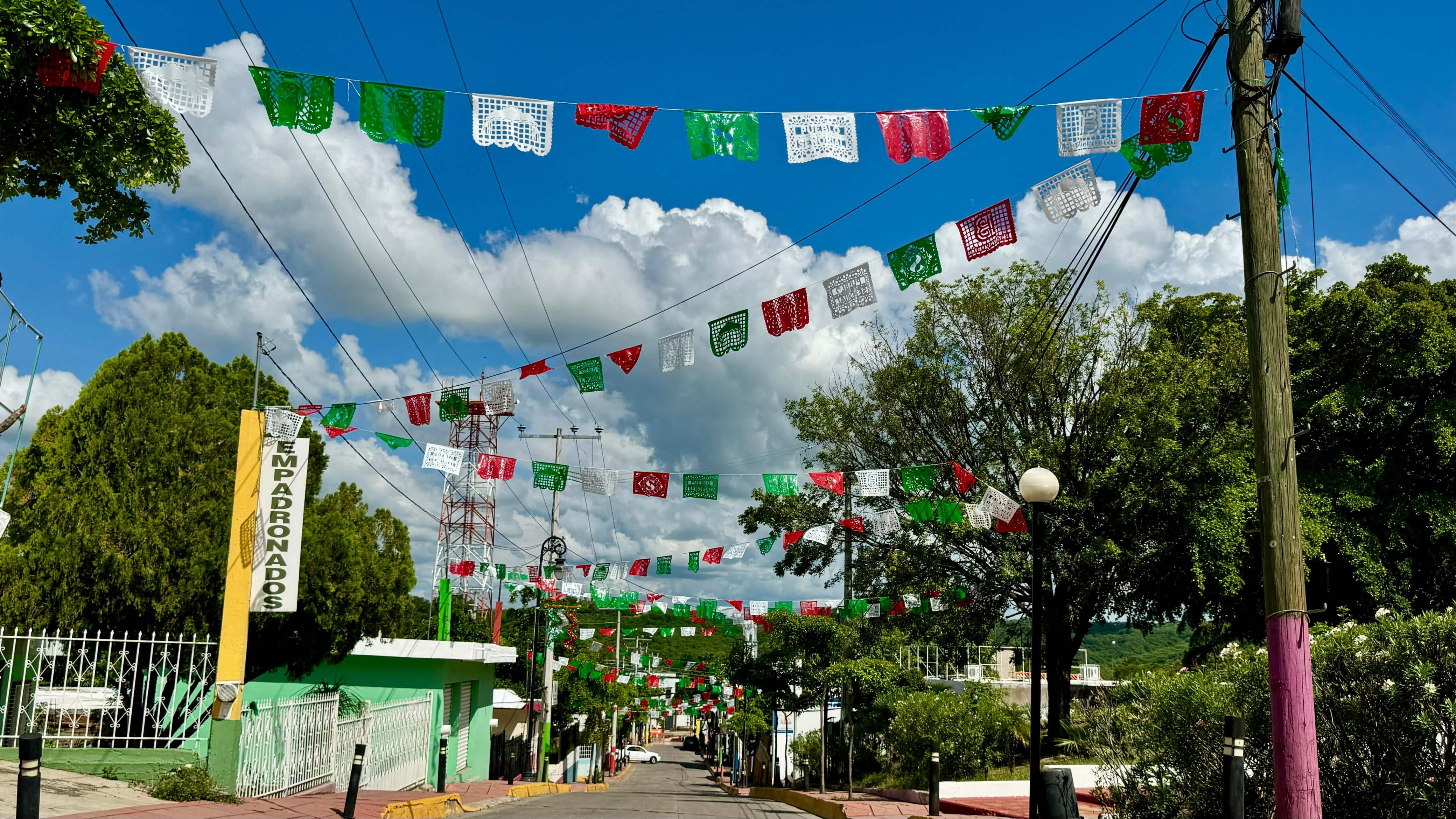 Decoraciones mexicanas en Badiraguato por el mes patrio.