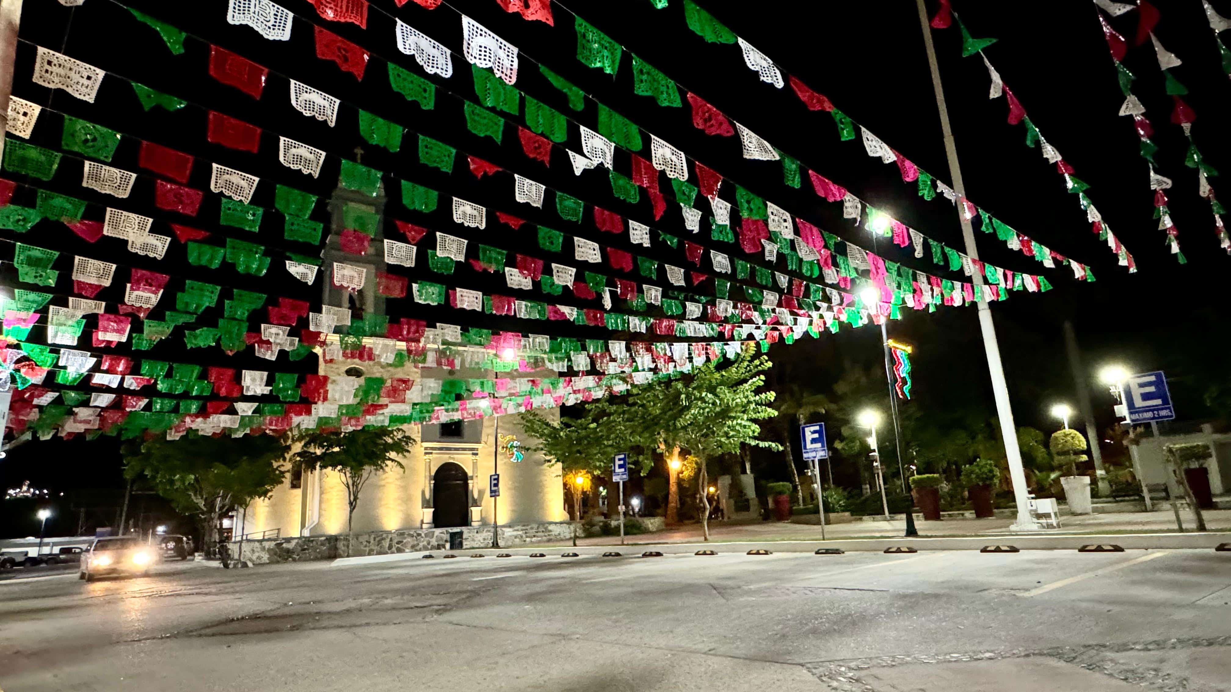Decoraciones mexicanas en Badiraguato por el mes patrio.