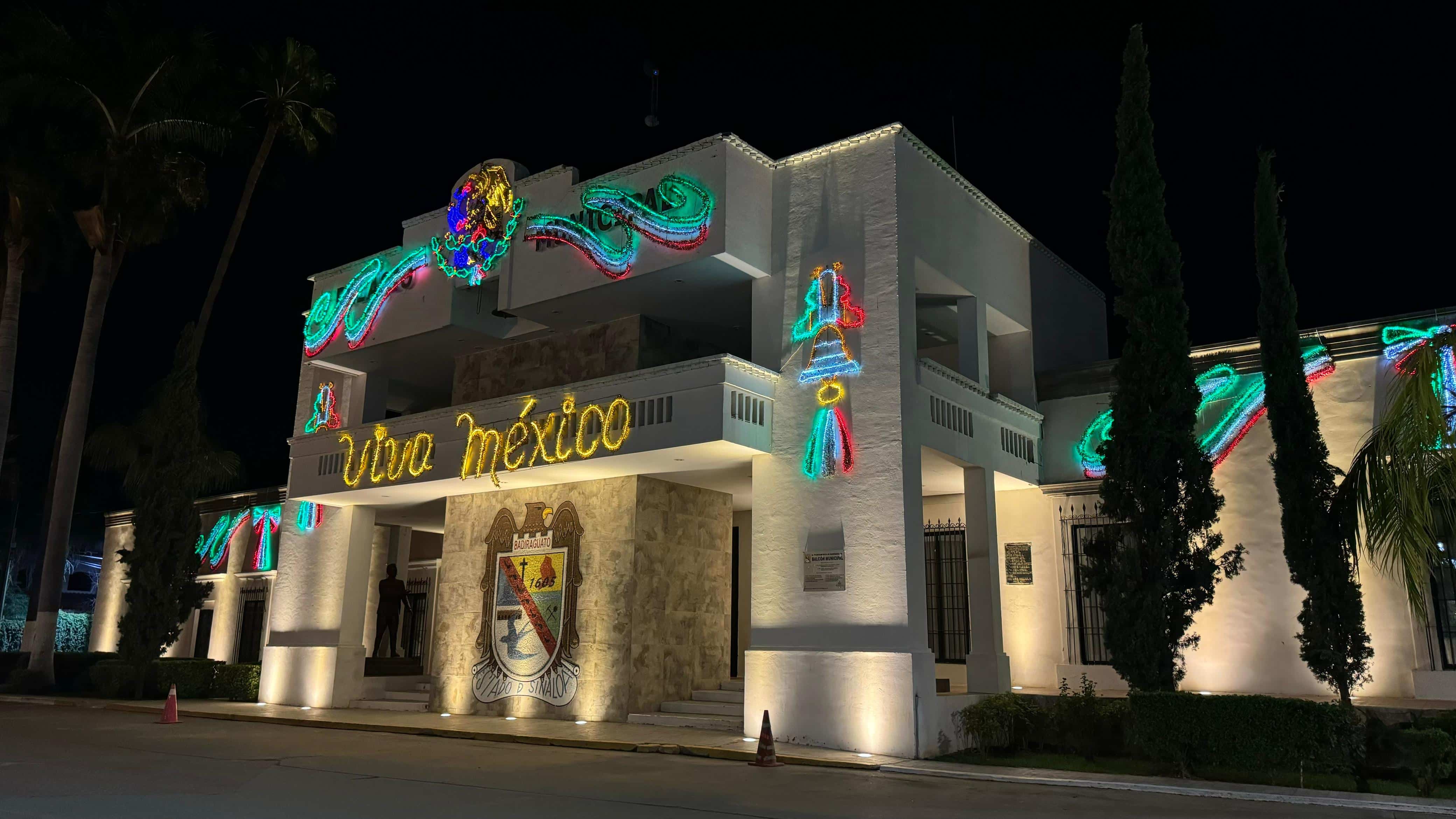 Ayuntamiento de Badiraguato decorado con arreglos mexicanos