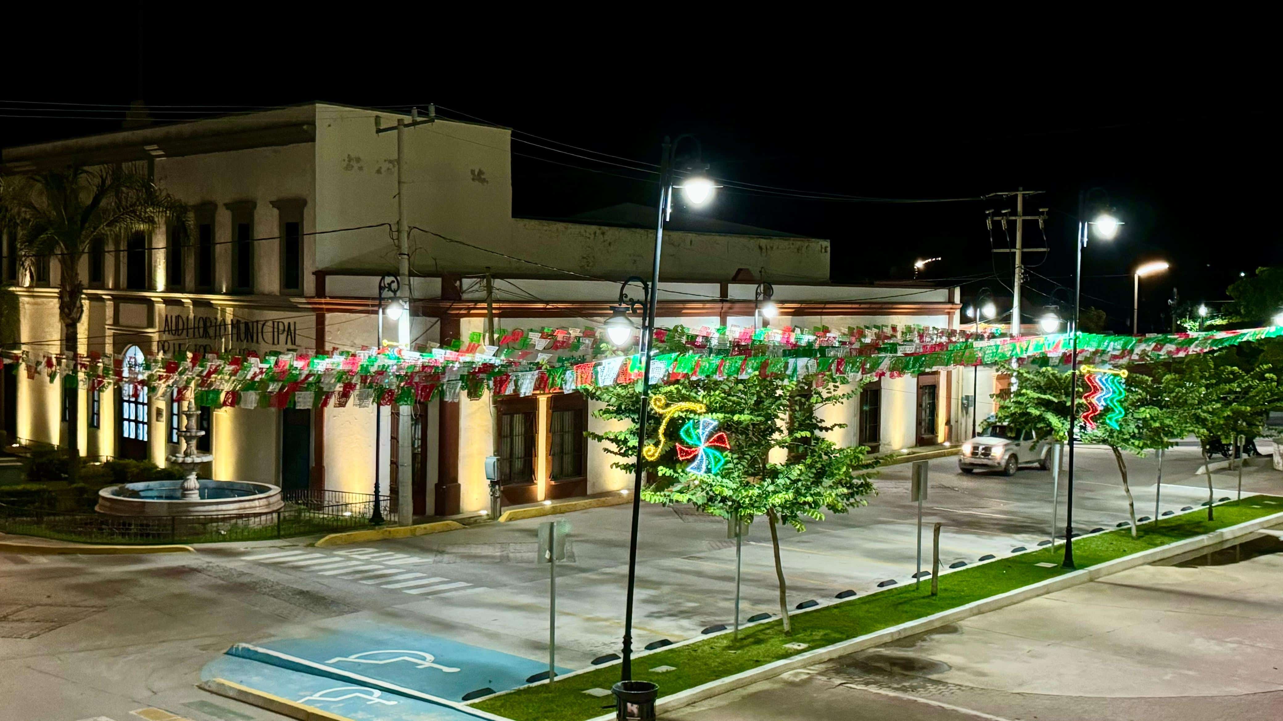 Decoraciones mexicanas en Badiraguato por el mes patrio.