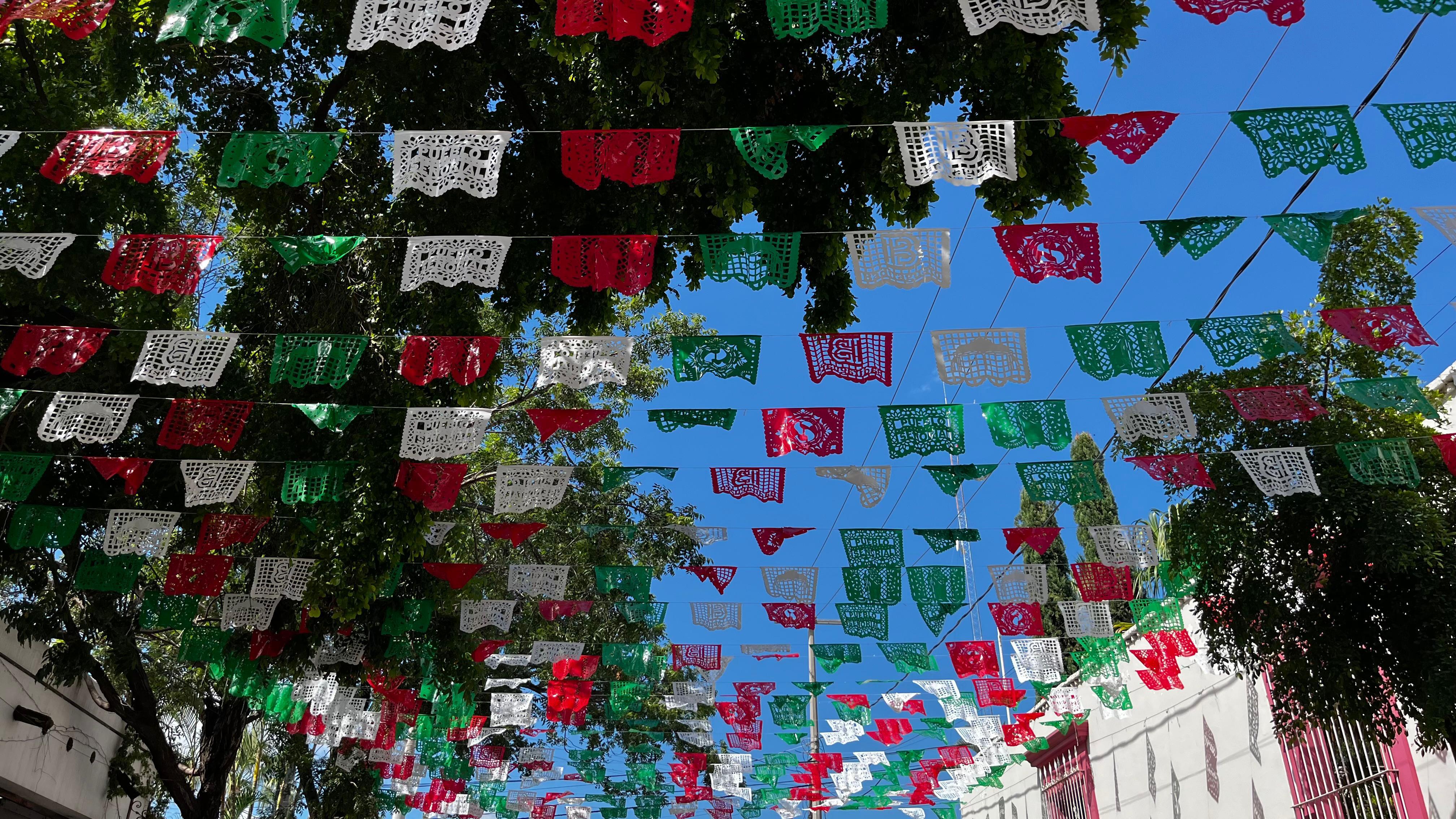 Decoraciones mexicanas en Badiraguato por el mes patrio.