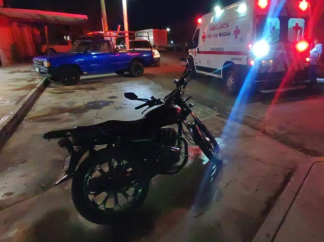 Motociclistas se accidentan al caer en zanja en Los Mochis