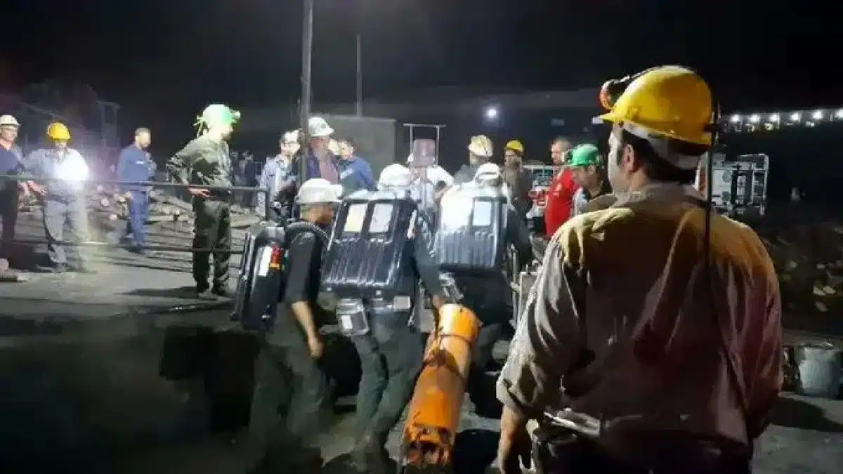 Mueren al menos 50 personas en explosión de una mina de carbón en Irán