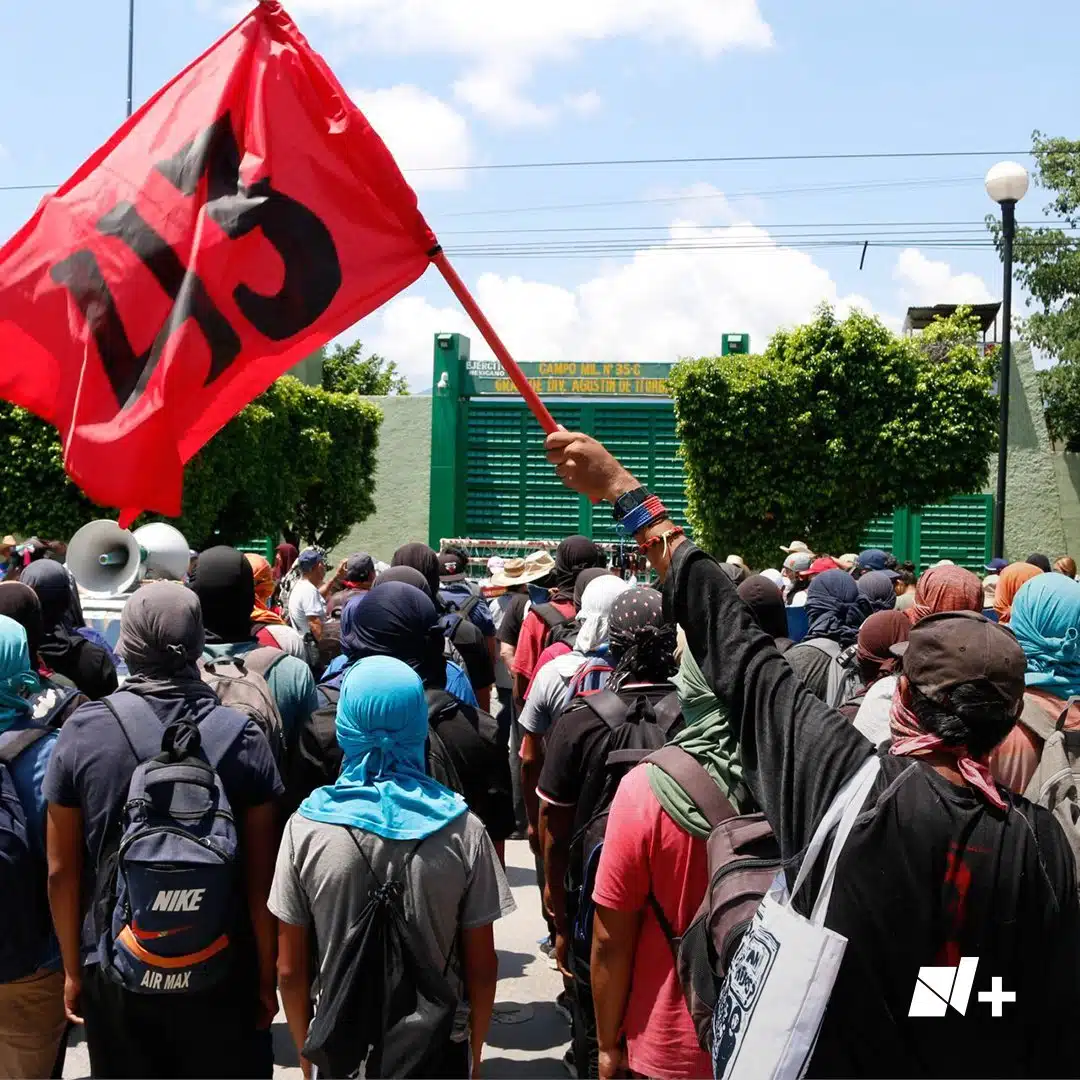 Normalistas protestan y lanzan petardos contra batallón militar en Iguala