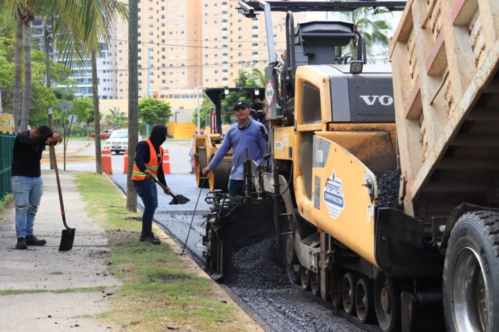 Trabajo de carpeta asfáltica en Mazatlán