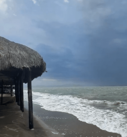 “Duró 10 minutos”: Rachas de viento causan fuerte oleaje en la playa El Maviri y Topolobampo