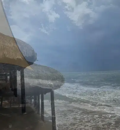 “Duró 10 minutos”: Rachas de viento causan fuerte oleaje en la playa El Maviri y Topolobampo