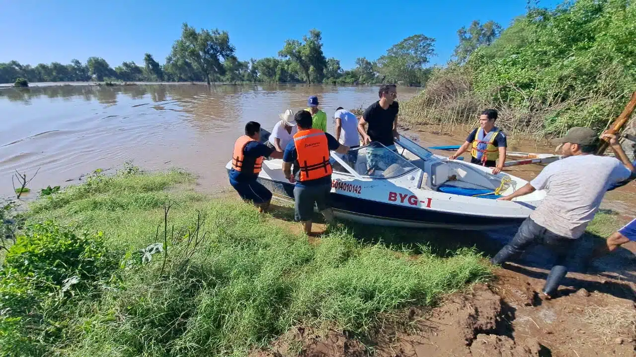 Bomberos rescatan a la pareja de adultos mayores con una lancha