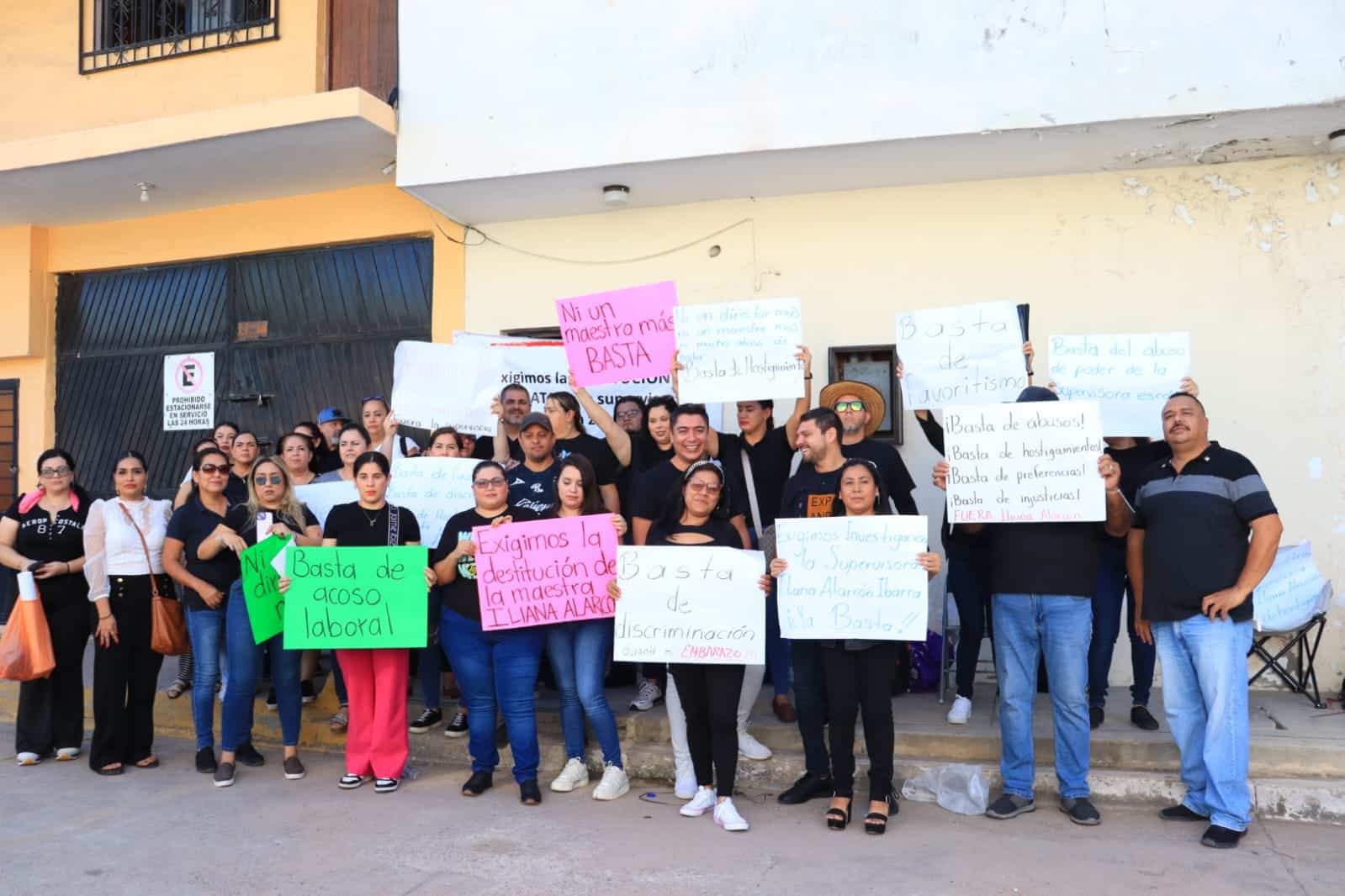 Padres de familia de la primaria “Josefina Osuna” toman el plantel