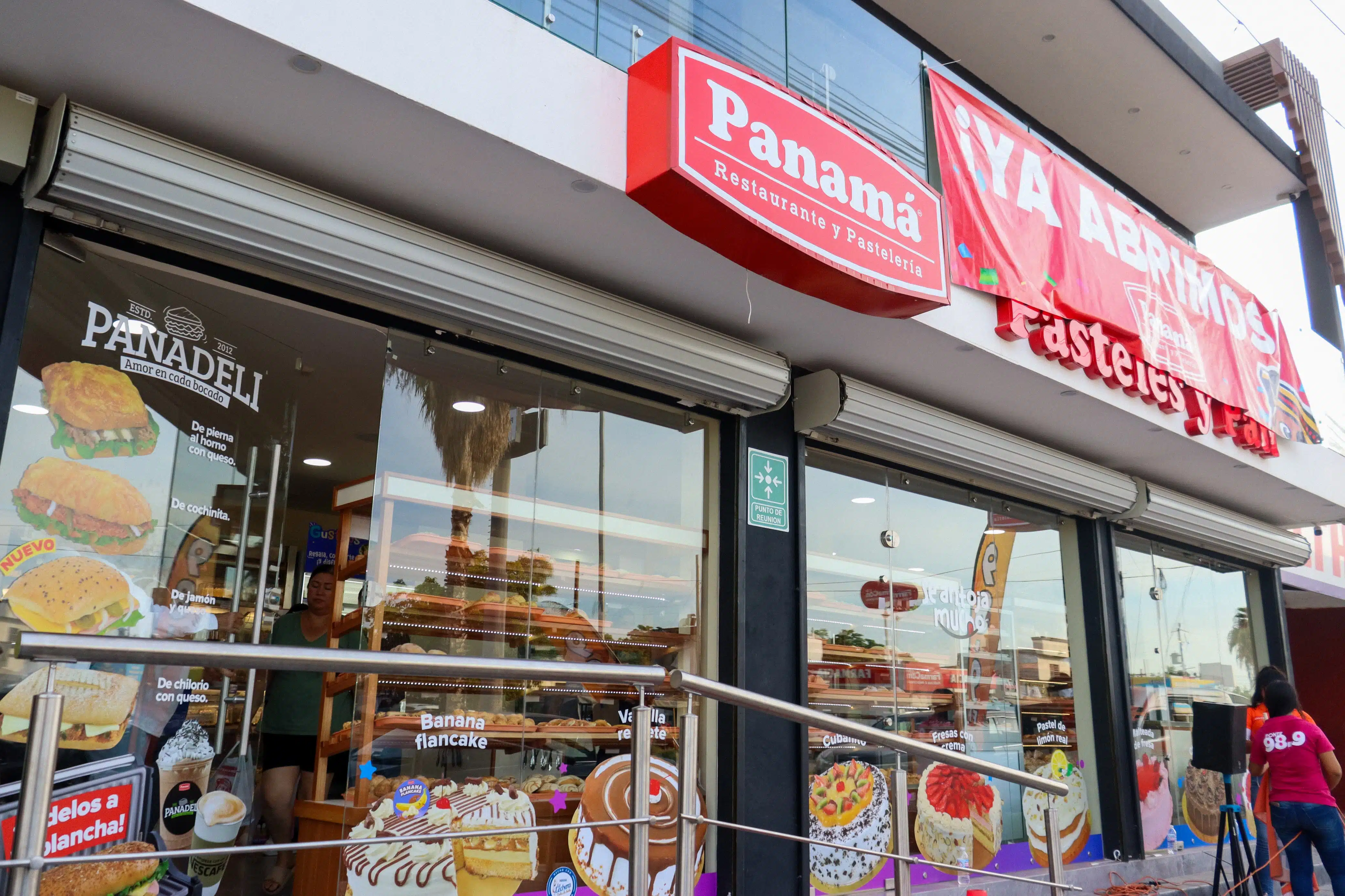 Inauguración de una nueva sucursal de Pastelería y Panadería Panamá en bulevar Pedro Anaya y Belisario Domínguez.