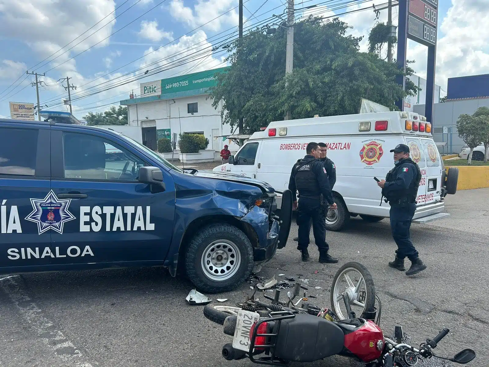 Patrulla de la Estatal Preventiva ocasiona choque con motociclista en Mazatlán