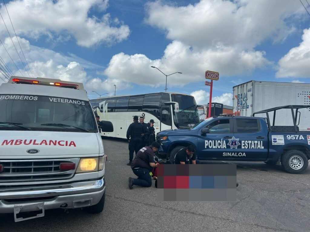 Patrulla de la Estatal Preventiva ocasiona choque con motociclista en Mazatlán