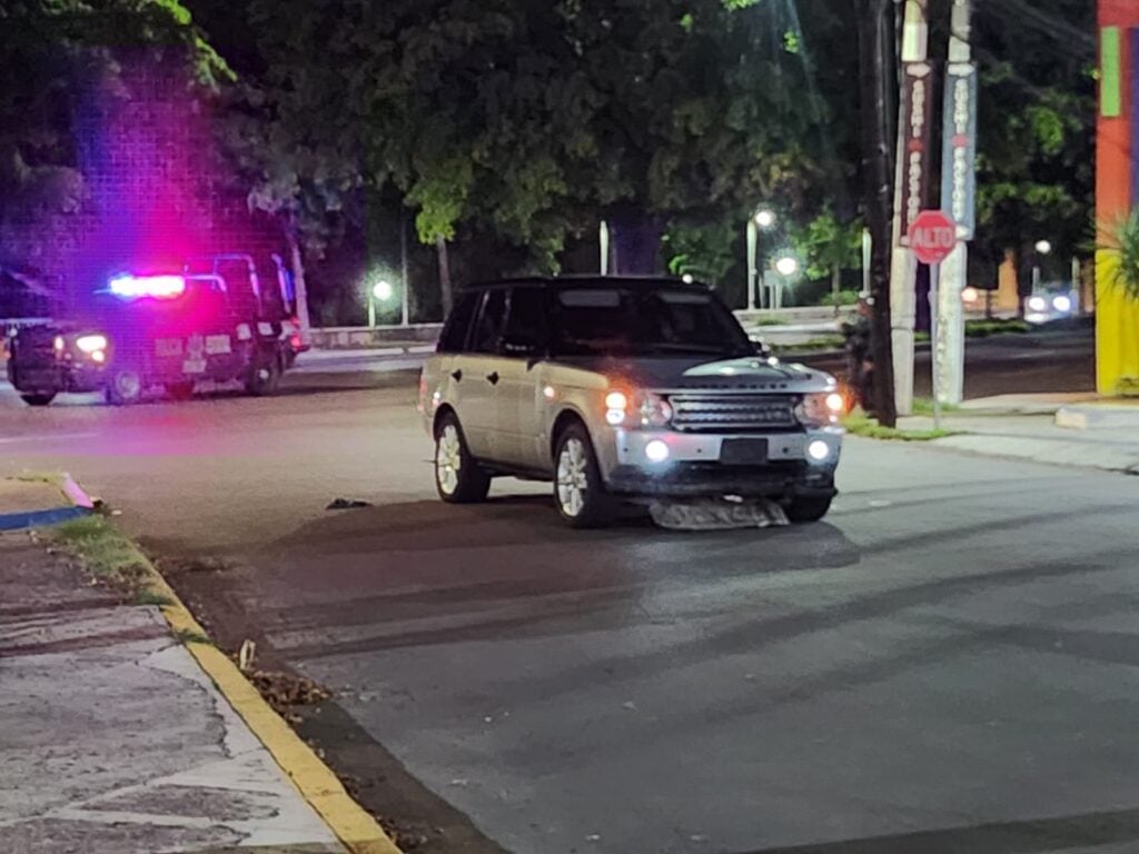 Camioneta de lujo perseguida por Policía Estatal Preventiva.