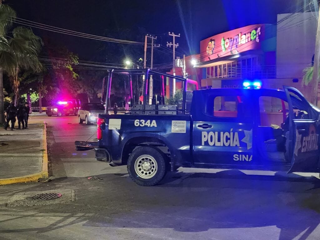 Elementos de Policía Estatal asegurando la camioneta que persiguieron