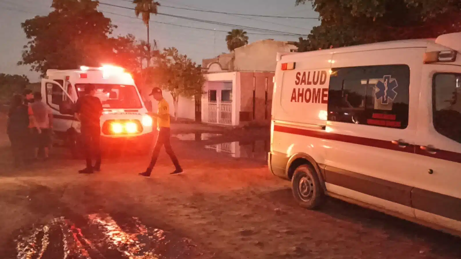 Ambulancias de Summa llegando a la colonia Ferrusquilla para auxiliar y trasladar a las personas afectadas por las picaduras de abejas.