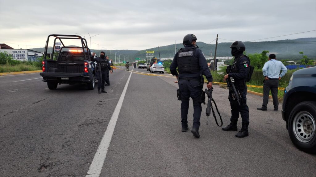 Policía y soldados acuden al libramiento "La Costerita" tras el reporte de un hombre asesinado