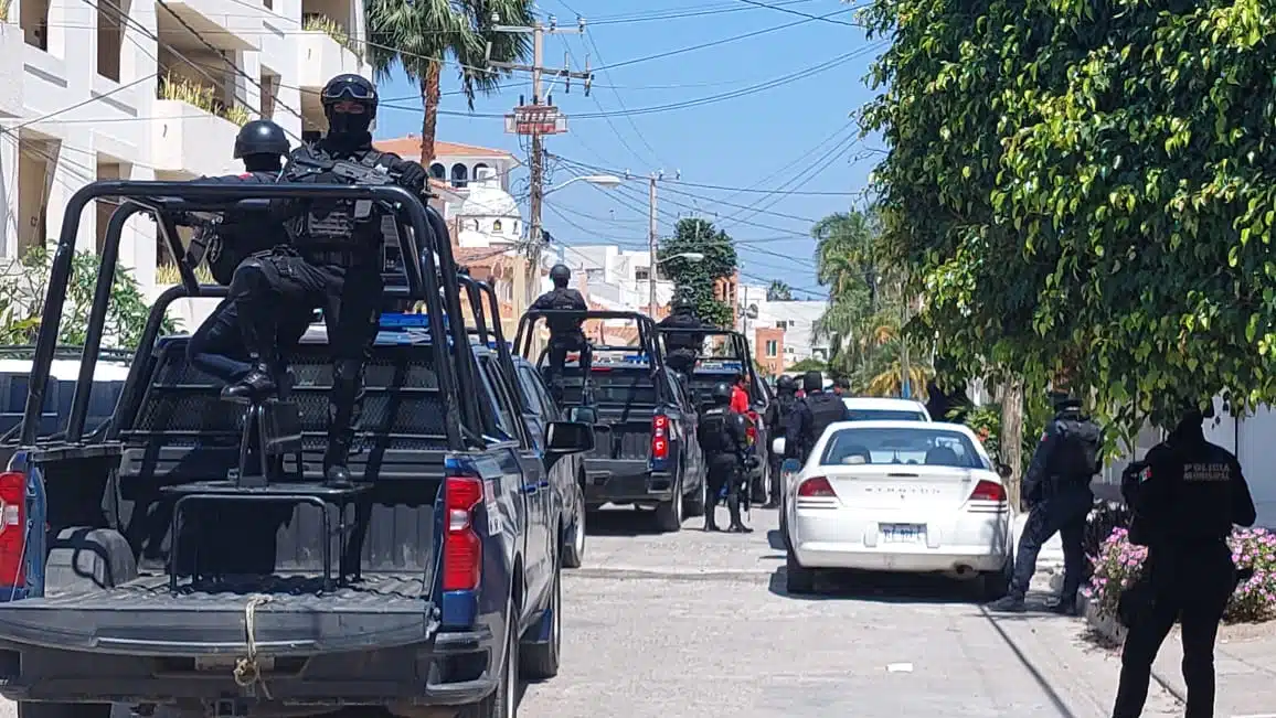 Policías en Mazatlán durante operativo