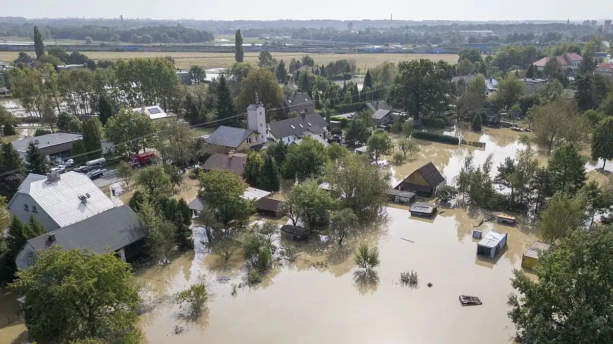 Polonia en estado de alerta tras fuertes inundaciones; más de 6 mil damnificados