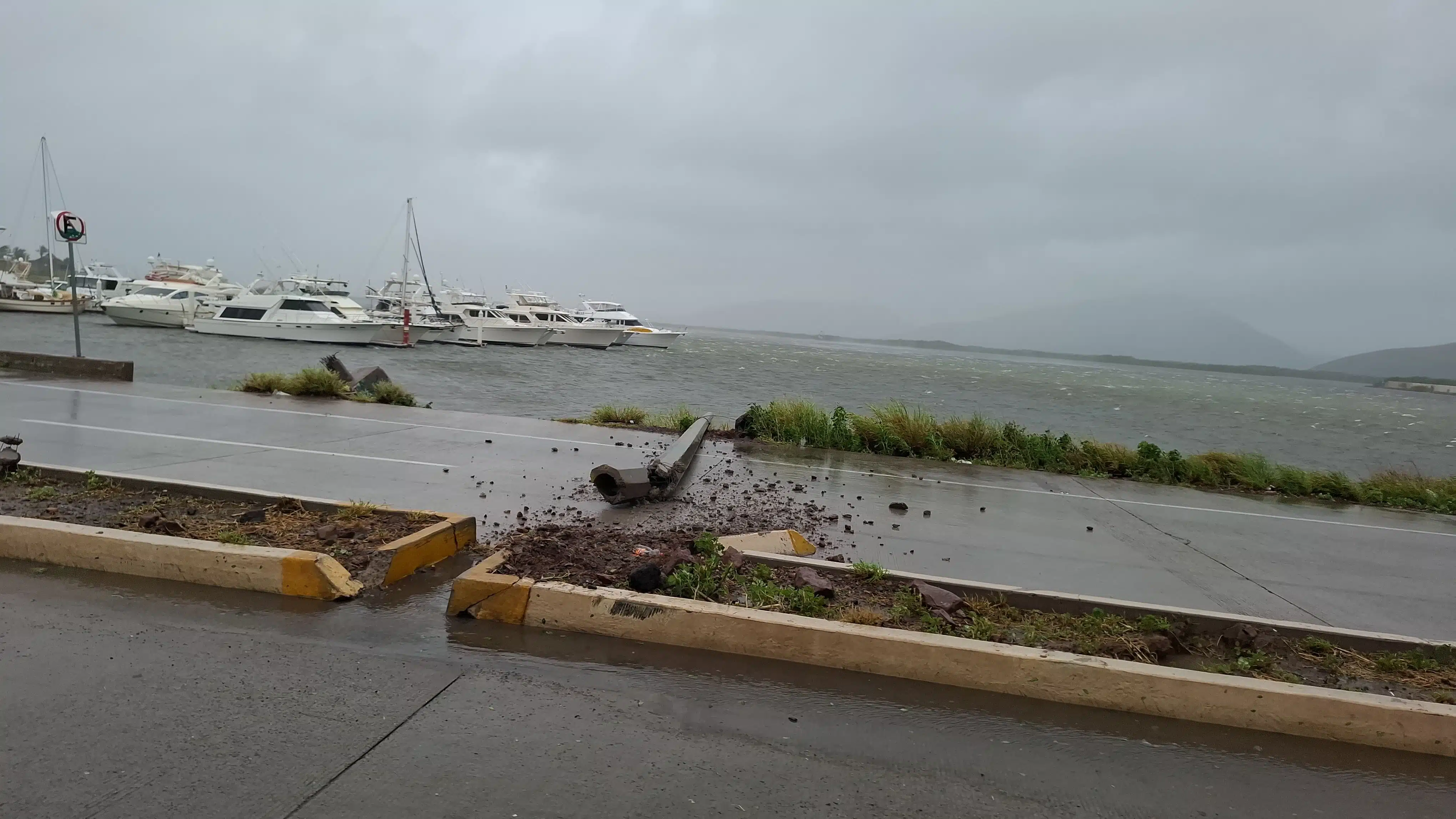 Poste caído en la Mochis-Topolobampo