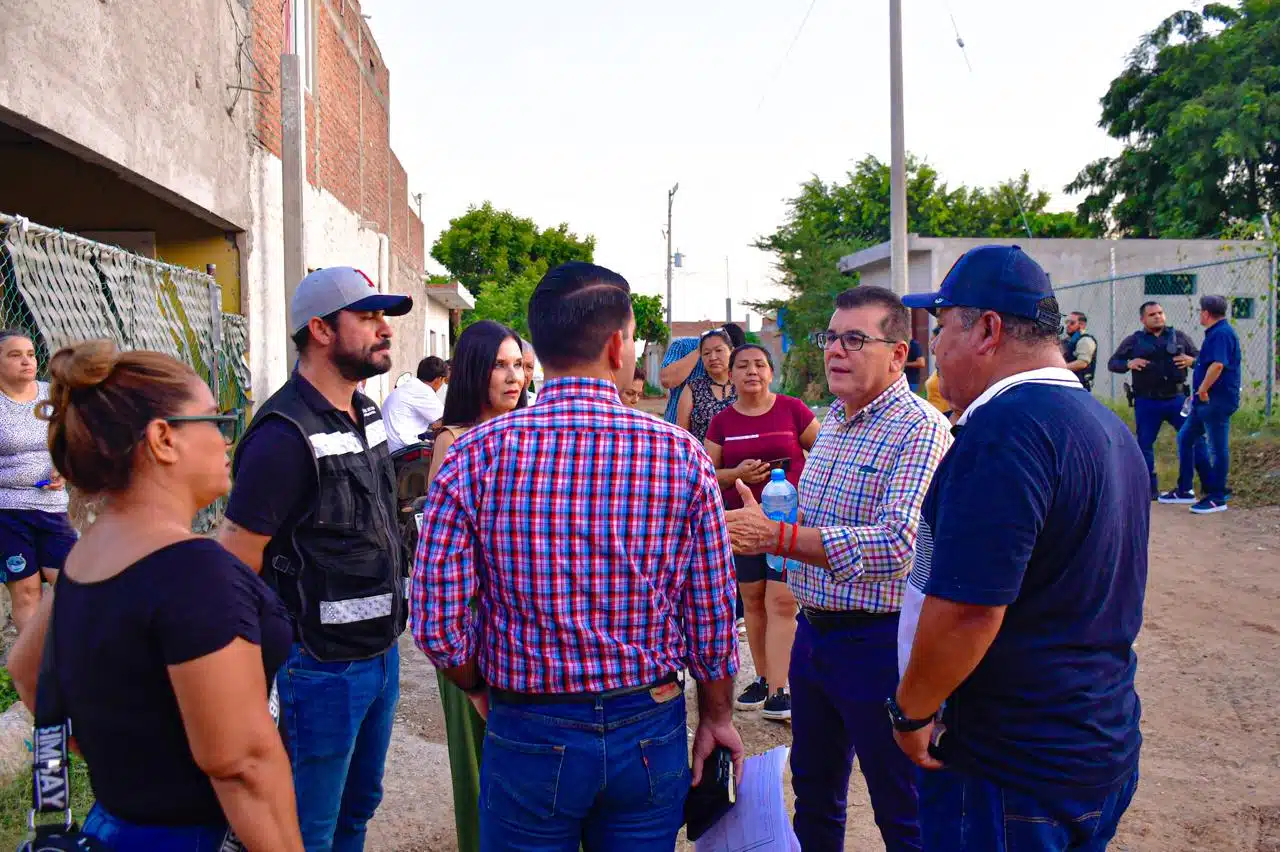 Alcalde Édgar González en un recorrido por la colonia Presas del Valle.