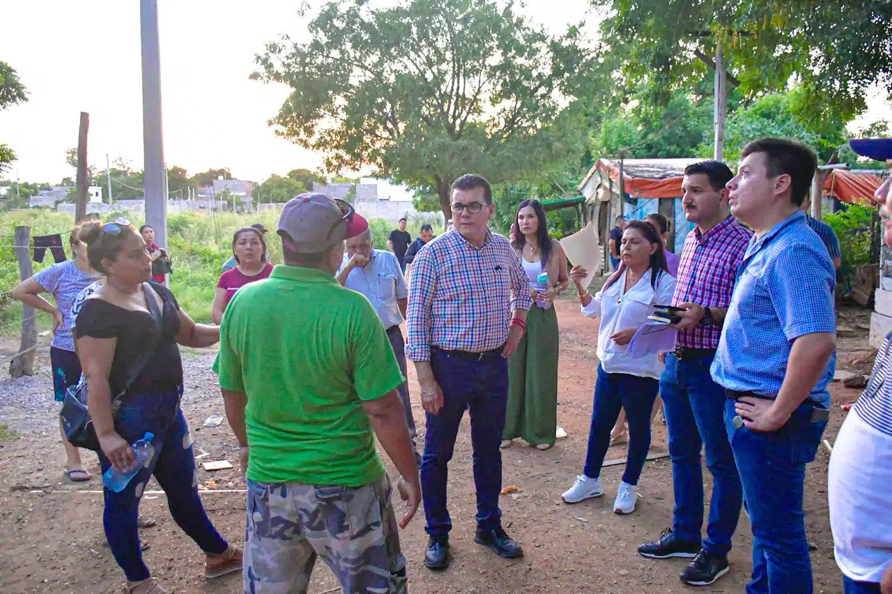 Alcalde Édgar González en un recorrido por la colonia Presas del Valle.