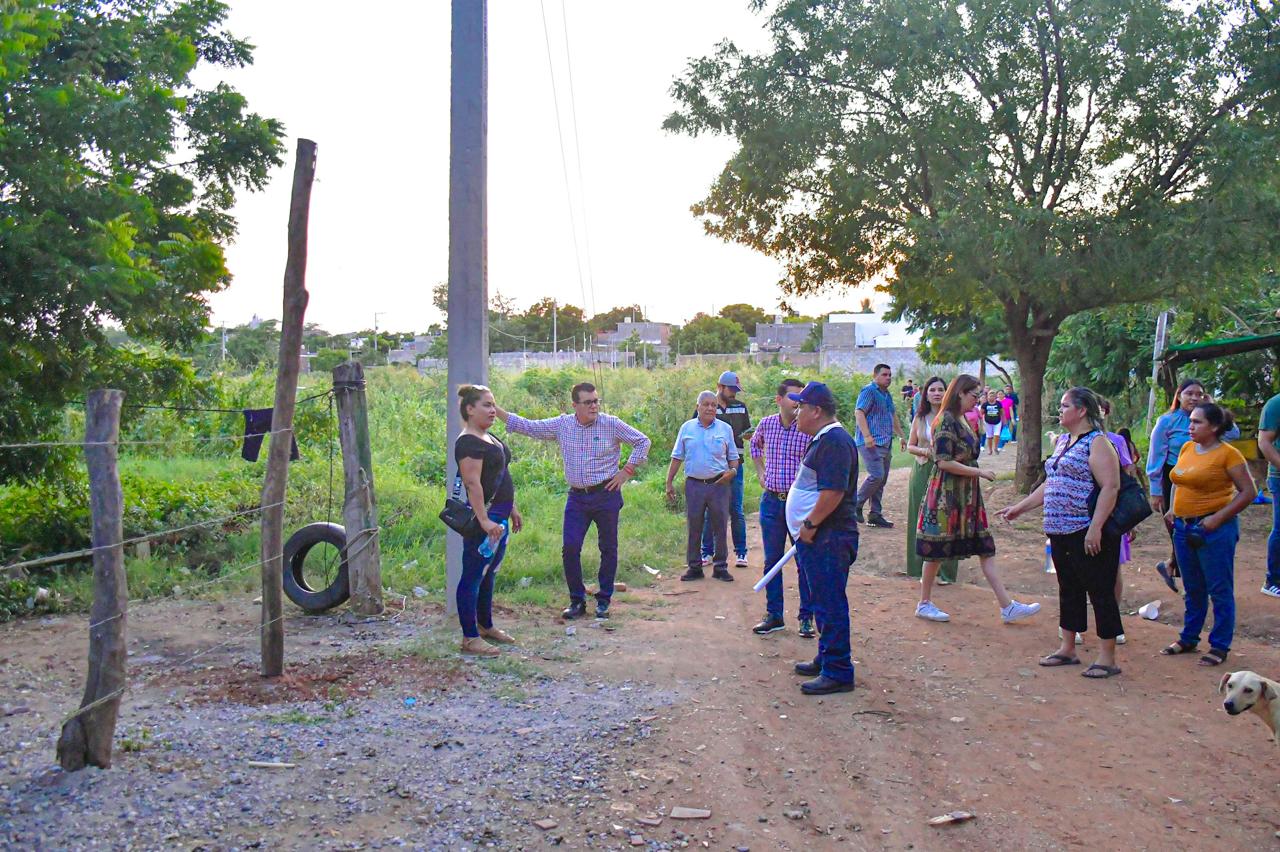 Alcalde Édgar González en un recorrido por la colonia Presas del Valle.