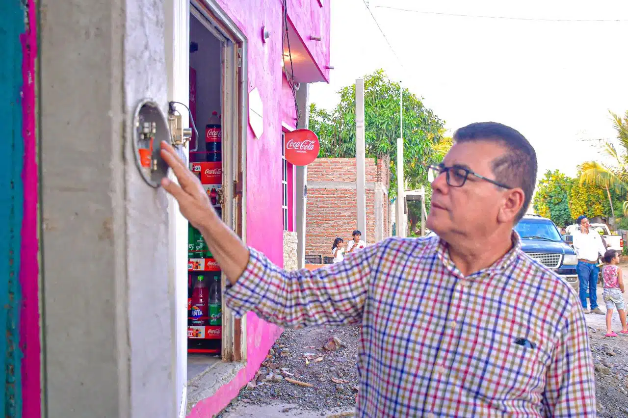 Alcalde Édgar González en un recorrido por la colonia Presas del Valle.