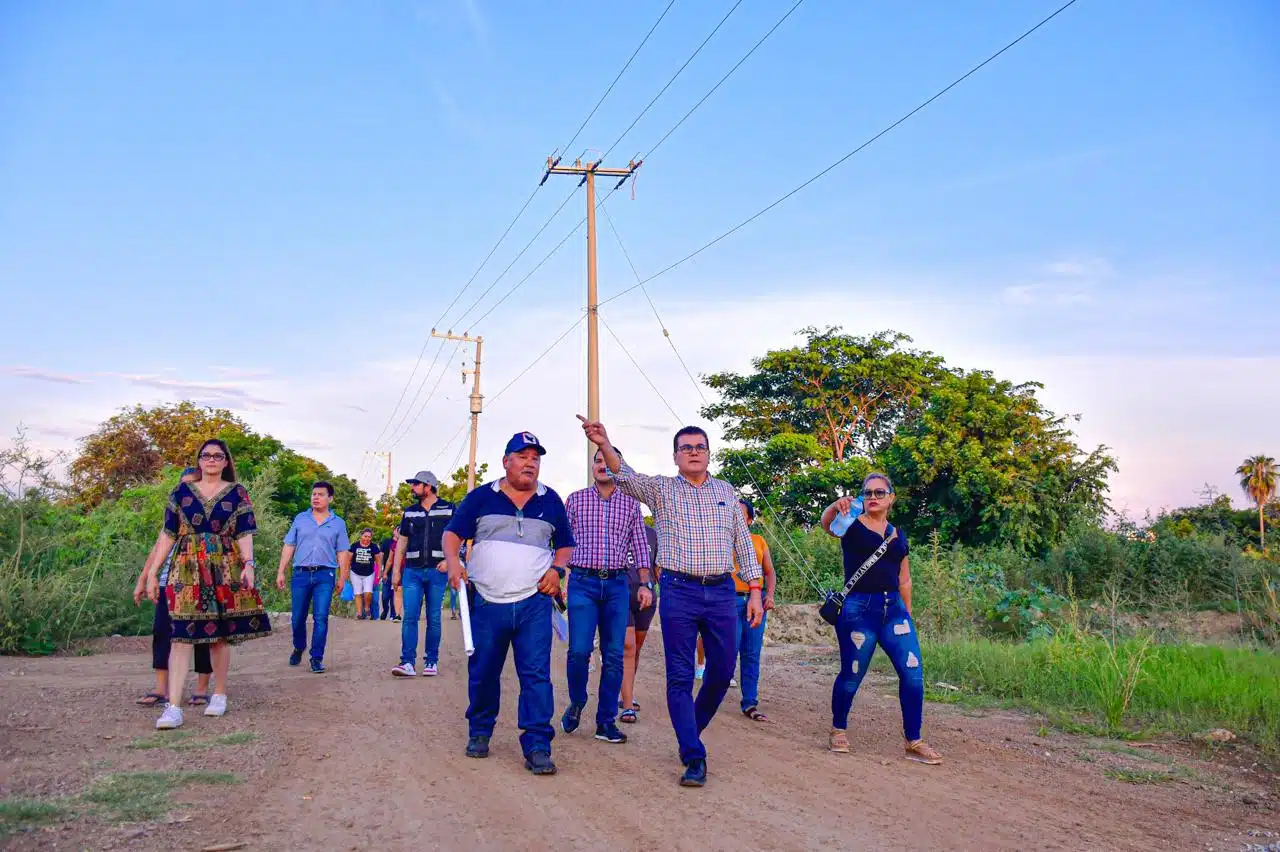 Alcalde Édgar González en un recorrido por la colonia Presas del Valle.