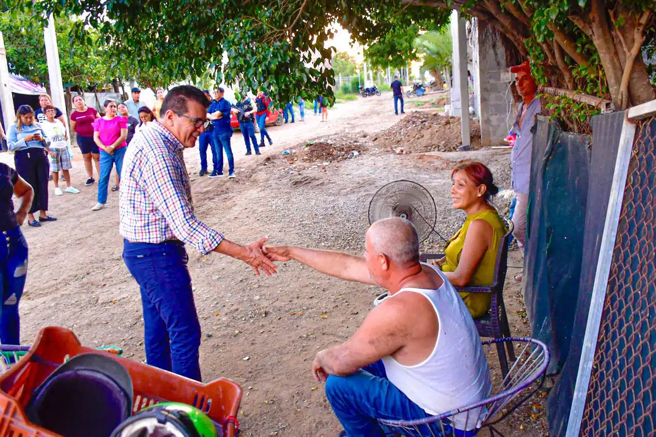 Alcalde Édgar González en un recorrido por la colonia Presas del Valle.