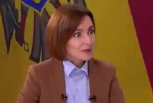 Presidenta de Moldavia es sorprendida por sismo en plena entrevista; su reacción se hace viral: VIDEO