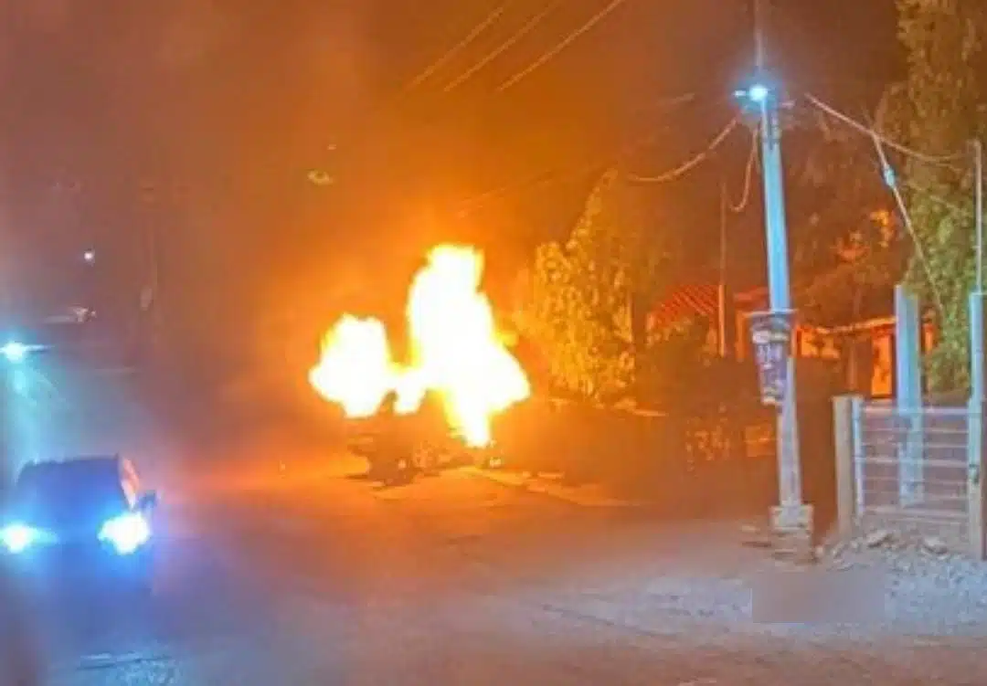 Camioneta en llamas capturada por aparentemente una cámara de videovigilancia.